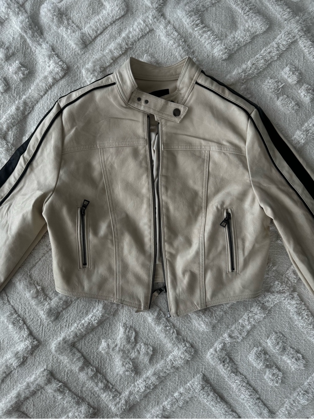 Y2K Cream Leather Moto Jacket with Black Shoulder Stripes | Size Medium ✨
